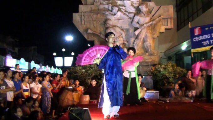 Weekend Hanoi Night Market & Street Food Tour - Navigating the Lively Streets