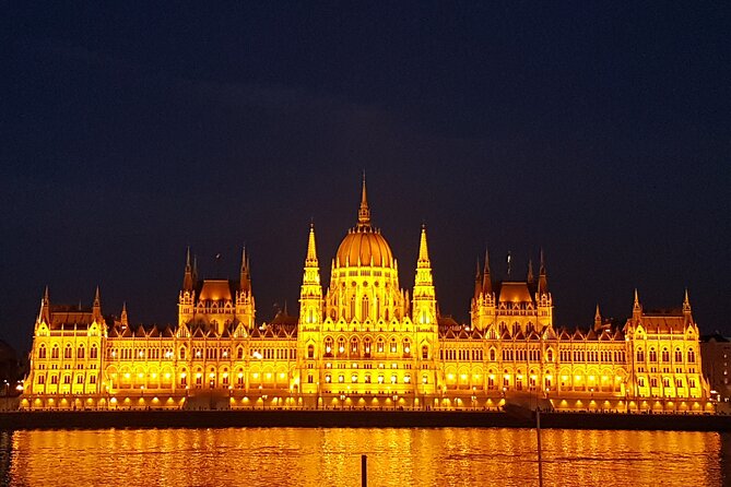 Welcome to Budapest Evening Walk - Capturing Unforgettable Moments