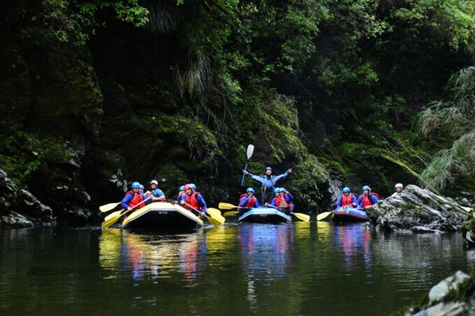 Wellington: Te Awa Kairangi Class 3 Whitewater Rafting Tour - Accessibility and Language