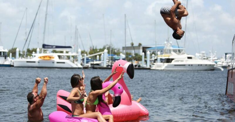 West Palm Beach: Sip & Dip Cruise - Onboard Amenities