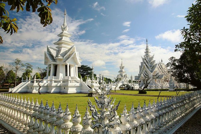 White Temple-Black House & Blue Temple Tour From Chiang Mai - Group Size and Accessibility