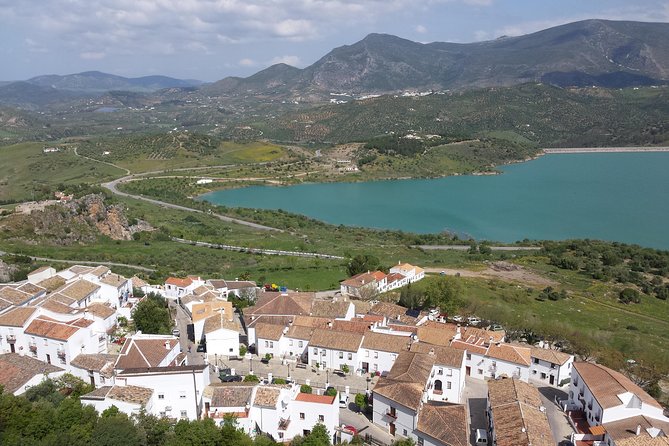 White Villages and Ronda Guided Day Tour From Seville - Admiring Puente Nuevo
