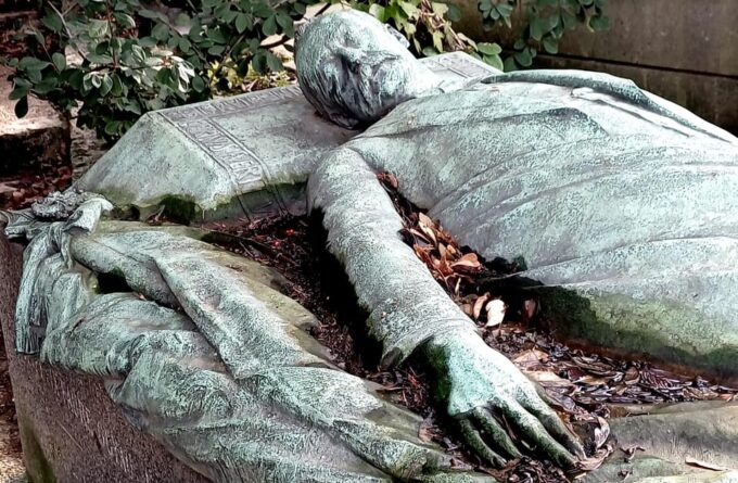 Who Killed Victor ? Escape Game at Père Lachaise Cemetery - Customer Reviews