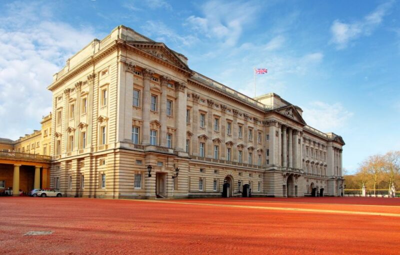 Windsor Castle and Buckingham Palace Full-Day Tour - Exploring Buckingham Palace