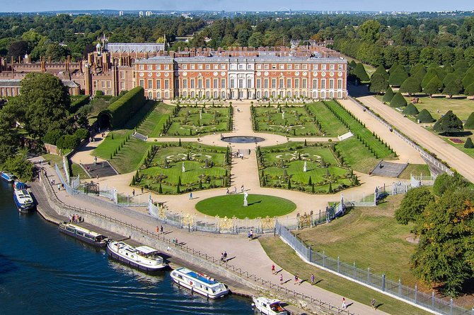 Windsor & Hampton Court Executive Vehicle Private Tour With Pass - Discovering Hampton Court Palace
