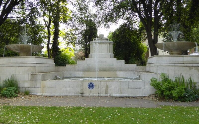 Windsor: Self-Guided City Walk & Interactive Treasure Hunt - Key Features of the Experience