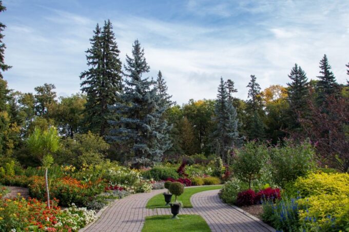 Winnipeg: Assiniboine Park Self-Guided Smartphone Audio Tour - Park Attractions