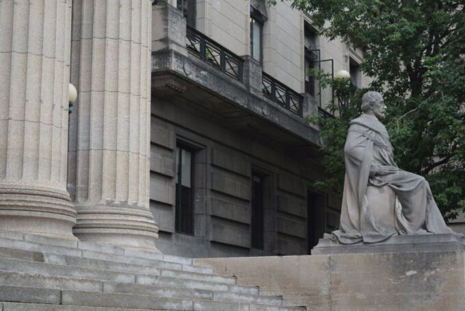 Winnipeg: Manitoba Legislative Grounds Audio Walking Tour - Historical Insights