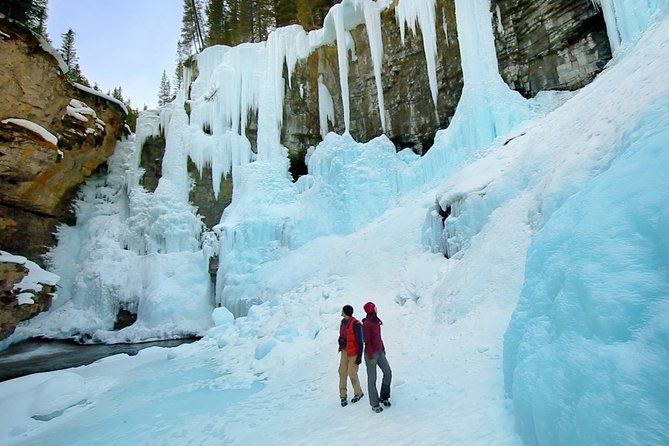 Winter Ice Walk in Johnston Canyon + Lake Minnewanka Day Trip - Exploring Johnston Canyon