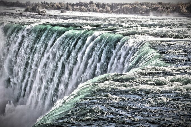 Winter Wonder of Niagara Falls Tour From Toronto - Group Size and Capacity