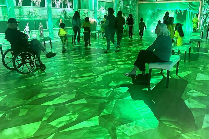 Wizard of OZ Museum Ticket With Guided Tour by the Owner - Examining a Special Item