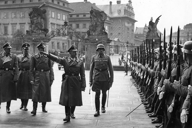 World War II Tour With a Crypt - Landmarks in Jewish Quarter