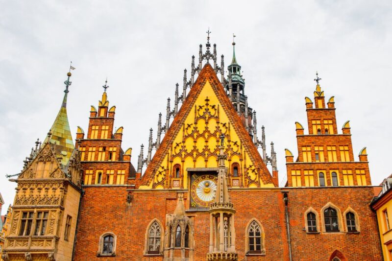 Wroclaw: First Discovery Walk and Reading Walking Tour - Tour Features and Navigation