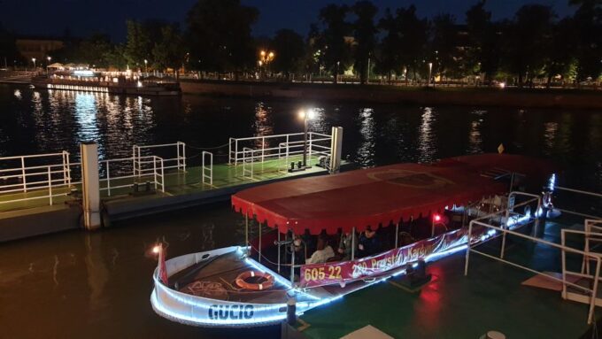 Wrocław: Old City Night Walk and Gondola Ride - Guided Tour