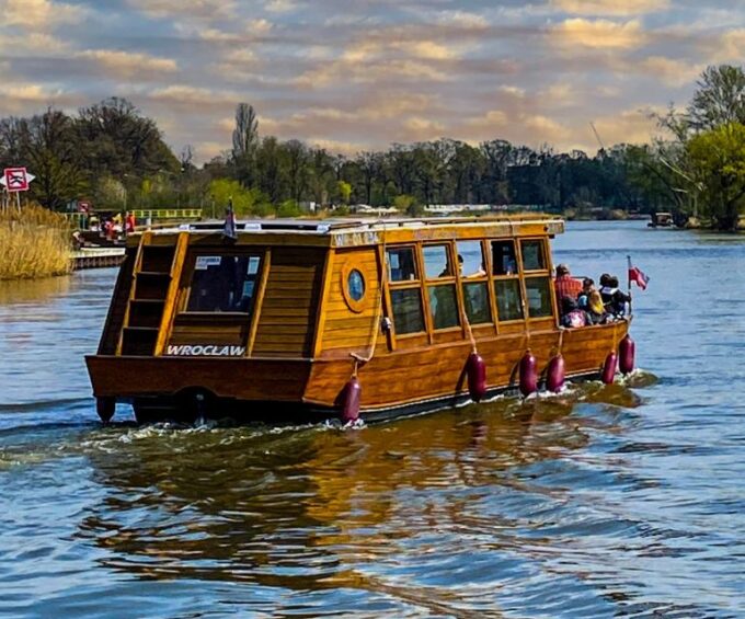 Wroclaw: Old Town Highlights Boat Cruise - Onboard Amenities