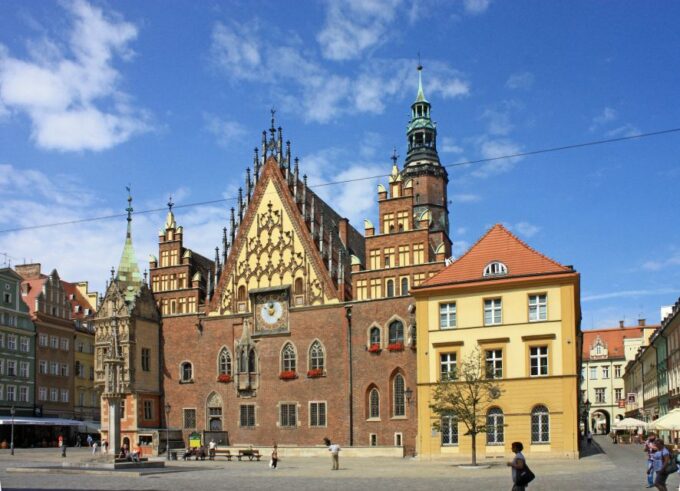 Wroclaw: Old Town Highlights Private Walking Tour - Languages Offered