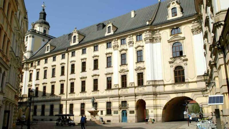Wrocław: Old Town Sightseeing With Tasting of Local Liqueur - Meeting Point and Accessibility