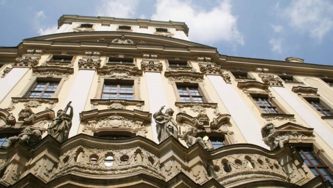 Wrocław: Old Town Sightseeing With Tasting of Local Liqueur - Tour Duration and Price