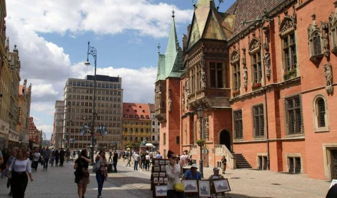 Wrocław: Old Town Sightseeing With Tasting of Local Liqueur - Language Options