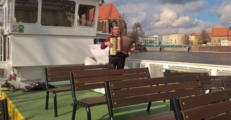 Wrocław: Old Town Tour and River Boat Ride With Music - Professional Local Guide and Accordionist