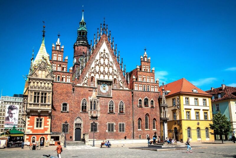 Wroclaw Private Old Town Guided Walking Tour - Meeting and Language Options