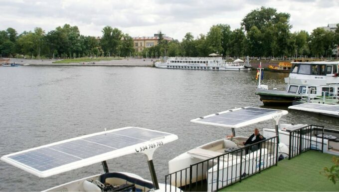 Wrocław: Solar Gondola Cruise on the Oder With a Guide - River Life and Anecdotes