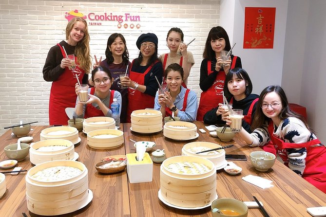 Xiao Long Bao, Pork Thick Soup, Bubble Milk Tea. (Taiwan Cooking Class)-B - Preparing Pork Thick Soup