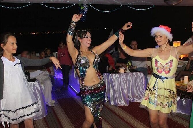 Yacht Cruise With Dinner & Oriental Show - Group Size and Capacity