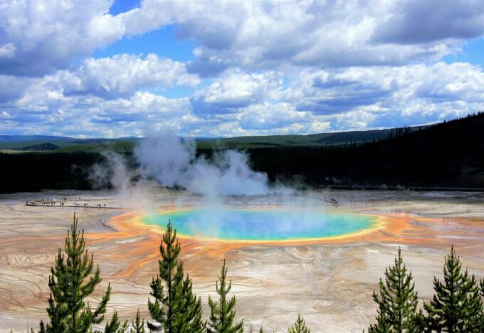 Yellowstone: Winter Wildlife & Snowshoe Adventure - Thermal Features