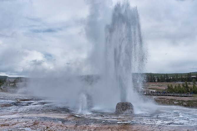Yellowstones Old Faithful Self-Guided Walking Tour - Discovering the Visitor Centers Exhibits