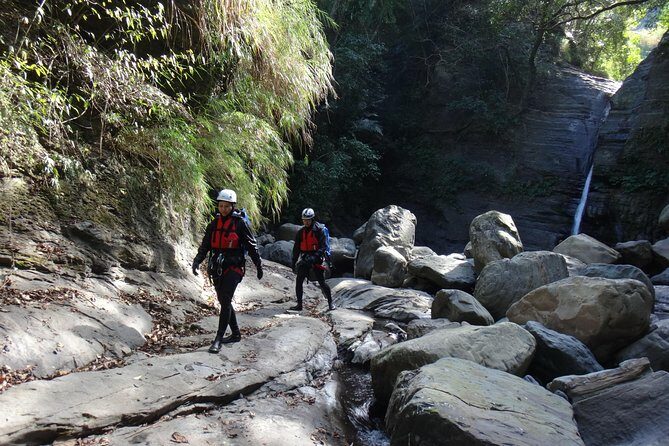 Yi-Hsin creek canyoning in northern Taiwan - Discovering the Details of the Yi-Hsin Creek Canyoning Tour