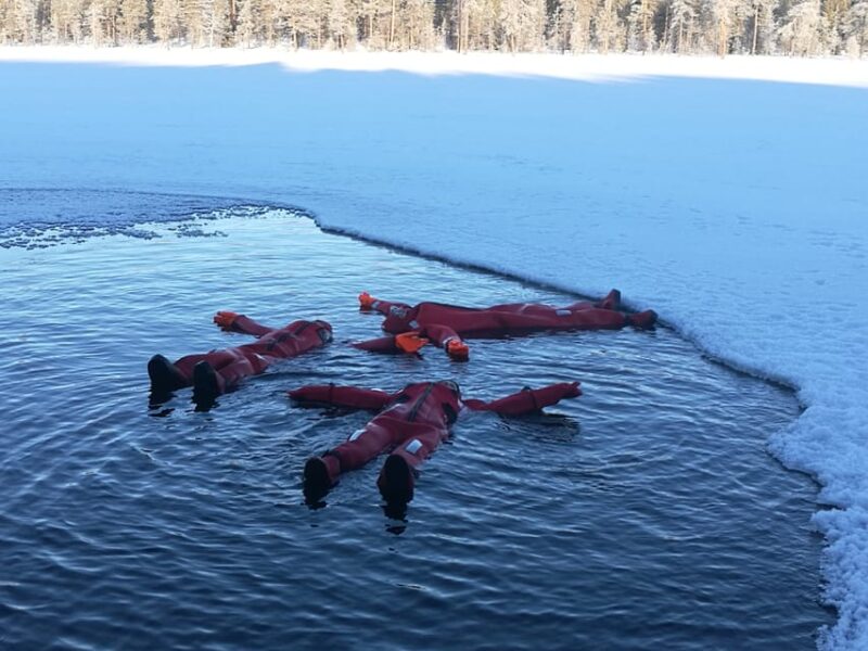 Ylläs: Lake Ylläsjärvi Ice-Floating Experience - Highlights of the Experience