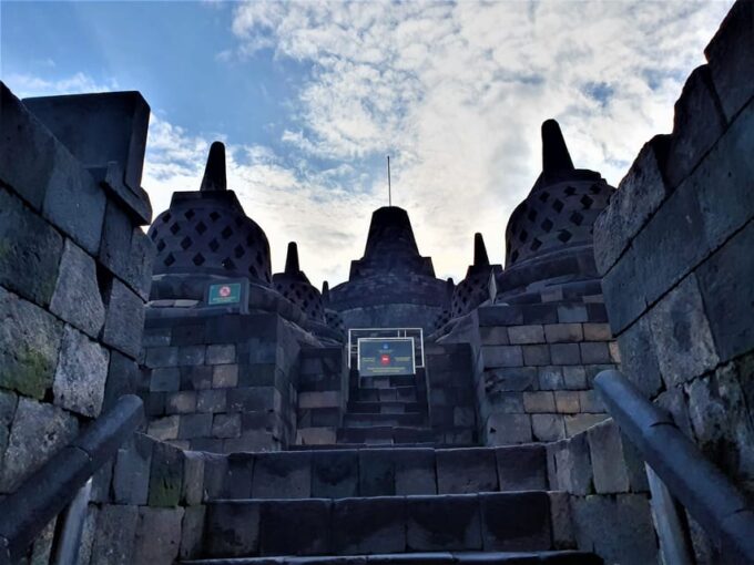 Yogyakarta: 5 Days All Temple Full-Access and Jomblang Cave - Dieng Plateau Adventure