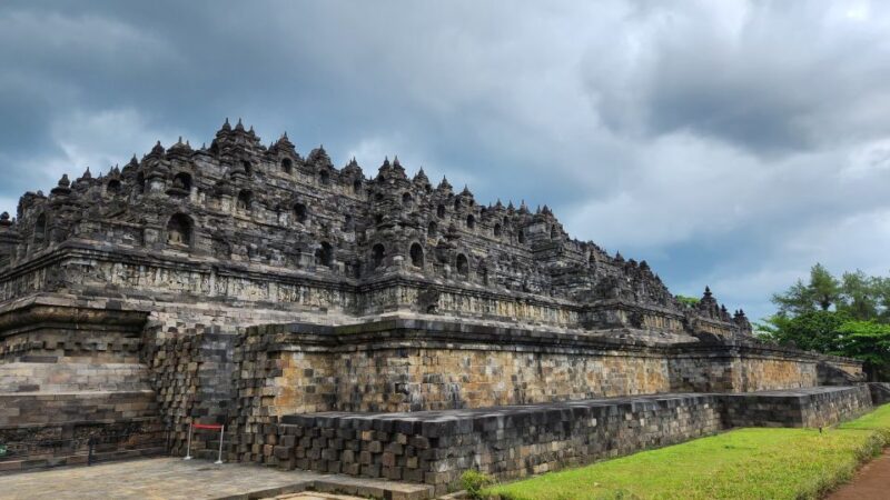 Yogyakarta: Borobudur and Prambanan Temple Tour With Climb - Exploring Prambanan