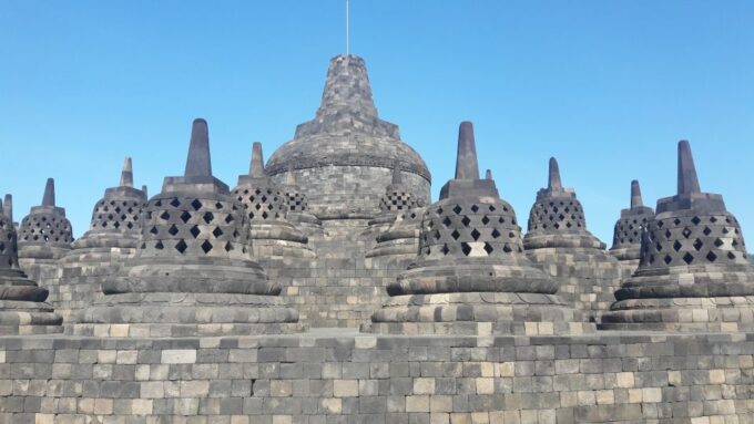 Yogyakarta: Borobudur Climb to the Top and Prambanan Tour - Dining and Refreshments