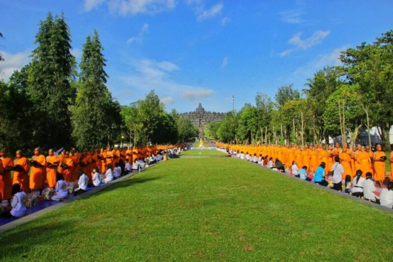 Yogyakarta: Borobudur Climb-up Guided Shared Tour - Exploring the Borobudur Temple