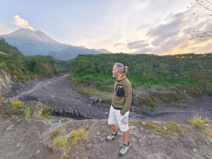 Yogyakarta: Borobudur (Climb up Temple) & Sunrise Mt. Merapi - Exploring Borobudur Temple