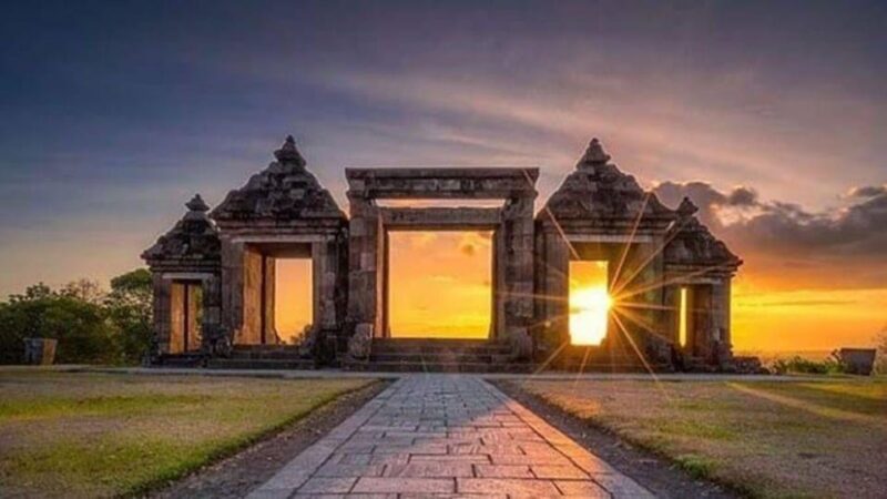 Yogyakarta: Borobudur & Queen of Boko Sunset Temple Day Tour - Morning Departure
