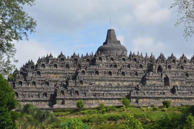 Yogyakarta: Borobudur & Queen of Boko Sunset Temple Day Tour - Important Information