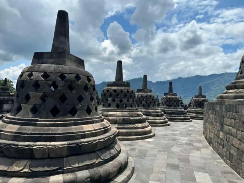 Yogyakarta: Borobudur Sunrise from temple with Breakfast - Key Points