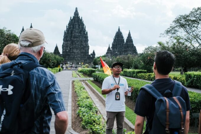 Yogyakarta: Borobudur Yard and Prambanan Temple Tour - Temple Visit Order