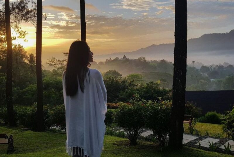 Yogyakarta: Breakfast at Borobudur & Prambanan Private Tour - Borobudur Temple Experience