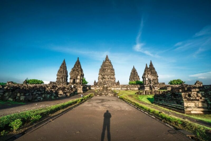 Yogyakarta: Breakfast at Borobudur & Prambanan Private Tour - Sunrise at Bukit Dagi