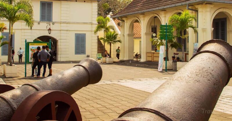 YOGYAKARTA : DAY TOUR WITH CAR DRIVER HIRE - Driver and Communication