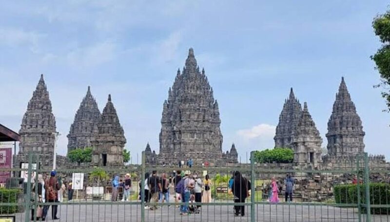 Yogyakarta: Explore & Enjoy Sunset at Prambanan Temple Tour - Key Points