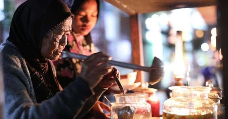 Yogyakarta: Guided City Walk and Food Tour - Cuisine Exploration