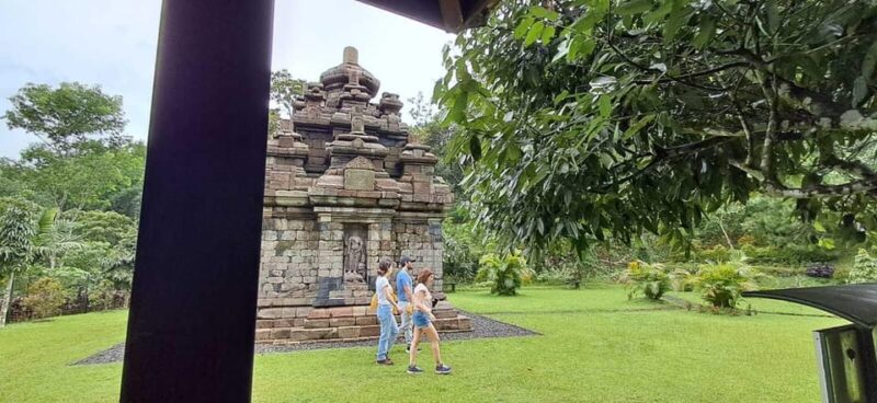 Yogyakarta : Java Rice Terrace Trek & Selogrio Temple Tour - Walking Experience