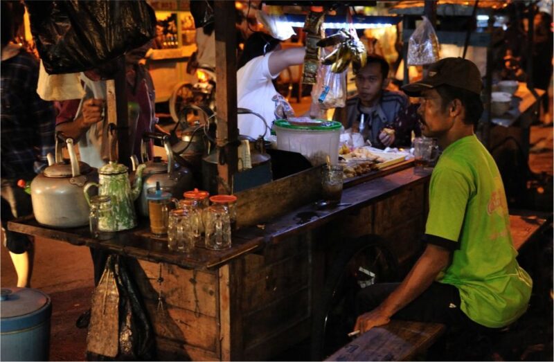 Yogyakarta: Night Walking and Street Food Tasting Tour - Exploring Yogyakarta at Night