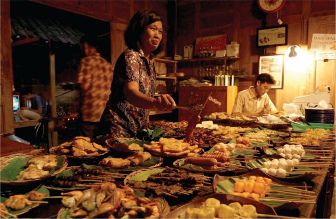 Yogyakarta: Night Walking and Street Food Tasting Tour - Experiencing Becak Ride and Fairground
