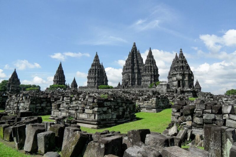 Yogyakarta: Palace, Water Castle & UNESCO Temple Guided Tour - Itinerary Highlights